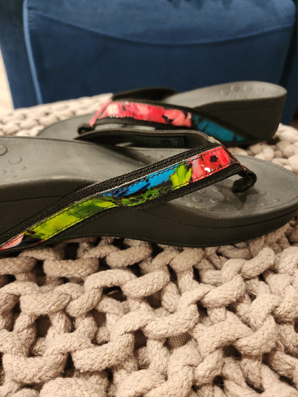Vionic Sz 8 Flip Flop Sandals with Multicolor Straps